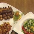 Rumpsteak mit Zwiebeln, Champignons und[...]