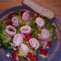 Salat mit Schinken-Käse-Röllchen