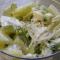 Kartoffelsalat mit Gurken und Äpfeln
