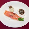 Gebeizter Lachs mit weißem und schwarzem Sesam[...]