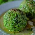 Brennnesselknödel mit brauner Butter