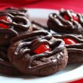 Amerikanische Schokoladen-Cookies mit Kirschen