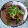 Tofu-Wakame-Salat mit Frühlingszwiebeln