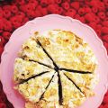 Baiser-Schokotorte mit Rhabarberkompott.