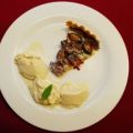 Zwetschgenkuchen mit Sahne und Vanilleeis[...]