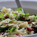 Essen macht glücklich: Nudelsalat mit[...]