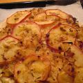 Flammkuchen mit Sauerkraut und Äpfeln