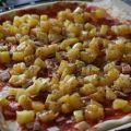 Pizza mit karamellisierter Ananas