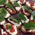 Crostini mit Ziegenfrischkäse, getrockneten[...]