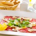 Carpaccio vom Rind mit Ruccola und Parmesan