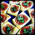 Blätterteigquadrate mit Tomate
