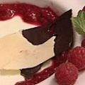 Panna Cotta mit Minze auf Waldbeeren-Spiegel[...]