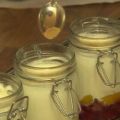 Gefrorene Himbeeren und Pfirsiche mit Sahne[...]