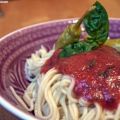 Spaghetti mit roher scharfer Tomatensauce
