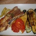 Rippchen mit gebratenen Auberginen und Tomaten