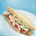 Sandwich mit Chinese-Chicken-Salad und Bacon