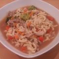 Gemüsesuppe mit Nudeln und zweierlei Fleisch