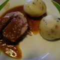 Rollbraten mit Knödel und Salat