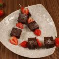 Brownies mit Erdbeer-Spießen
