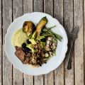 Buddha Bowl mit Quinoa, Tofu und Hummus