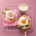 Pochierte Eier mit Putenbrust und Senfcreme