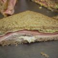 Sandwich mit Brokkoliaufstrich und Schinken[...]