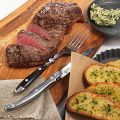 Steaks mit Limettenbrot