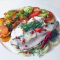 Bismarckhering mit Zwiebel und roten Beeren an[...]