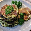 knusprige Zucchini-Feta Puffer