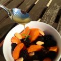 Marillen-Brombeer-Obstsalat mit Rosmarinhonig