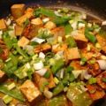 Tofu mit Zuckerschoten und Currysauce