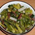 Salat: Spargelsalat mit Oliven und Sardellen.