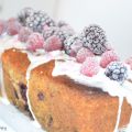 Zitronen-Mohnkuchen mit Beeren