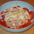 Tomaten mit Thunfisch und Zwiebeln