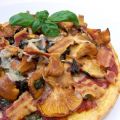 Kartoffelpizza mit Pfifferlingen und Mangold