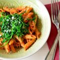 Penne mit Paprika-Kürbiskernpesto und Rucola