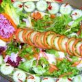Pikante Salatplatte mit Paprika, Tomaten und[...]