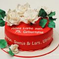 Ein Torte zum Geburtstag mit weißen Rosen
