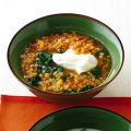 Rote Linsensuppe mit Spinat