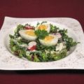 Pikant gefüllte Eier auf Salat