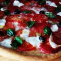 Selbstgemachte Pizza mit Meersalz und[...]