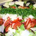 Bunte Blattsalate mit Tomaten und Parmesan