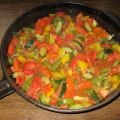 Gemüsepfanne mit Paprika, Zucchini und Tomaten