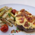 Gratiniertes Steak mit gebratenen Spargel