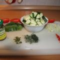 Zucchini mit Tomaten, Zuckerschoten und Kapern