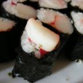Sushi-Kreation mit Surimi und Radischen