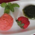 Cremiges Erdbeersorbet zu Basilikum - Gelee