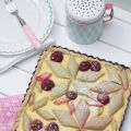 Blumiger Rhabarberkuchen mit Himbeeren -[...]