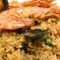 Paella mit Garnelen und Muscheln