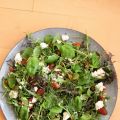 Salat mit Datteln, Mandeln und Feta